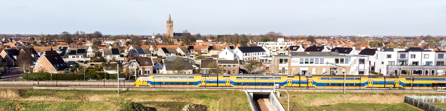 Station Kapelle-Biezelinge met Kapelle op de achtergrond