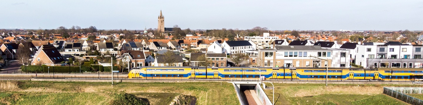 Station Kapelle-Biezelinge met dorp op de achtergrond