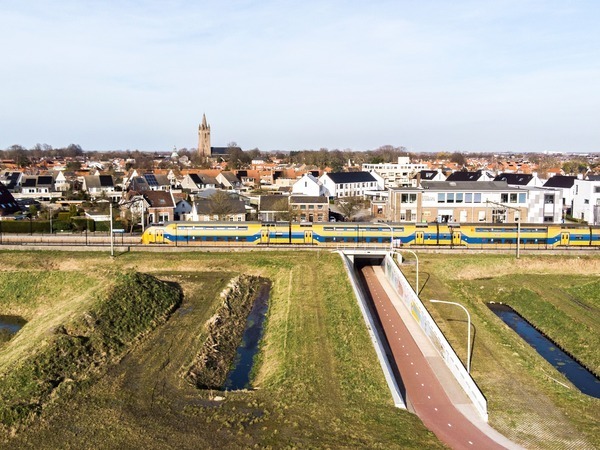 Station Kapelle-Biezelinge met Kapelle op de achtergrond